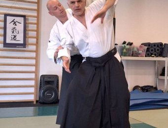Ushiro ryo hiji dori